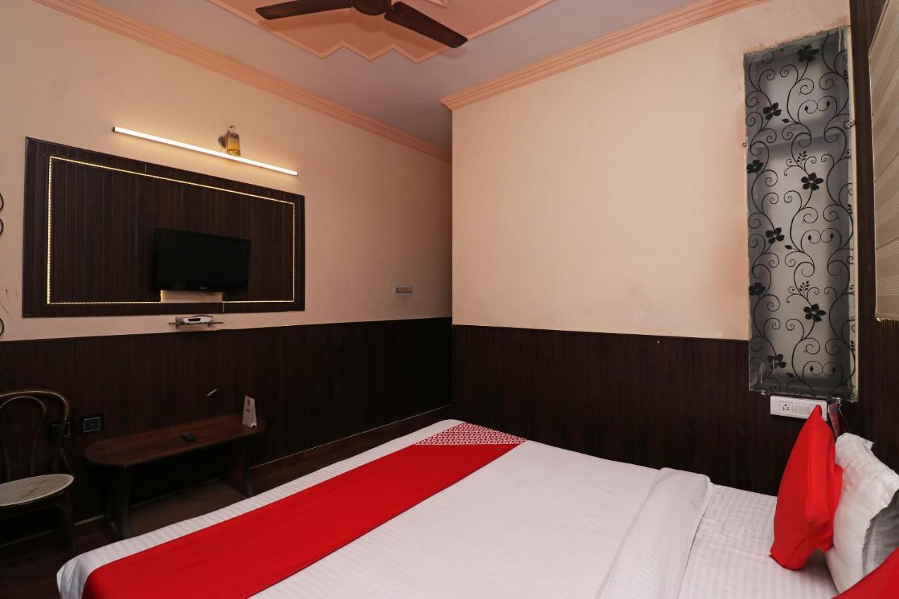 Oyo 8379 Hotel Kamal Lakhnau Kültér fotó